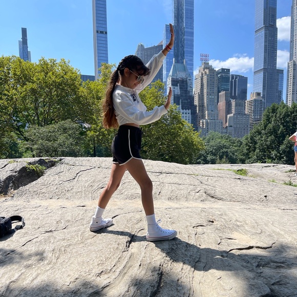 Hi I’m Zoe! Welcome to my closet🌸 - Picture 15 of 16